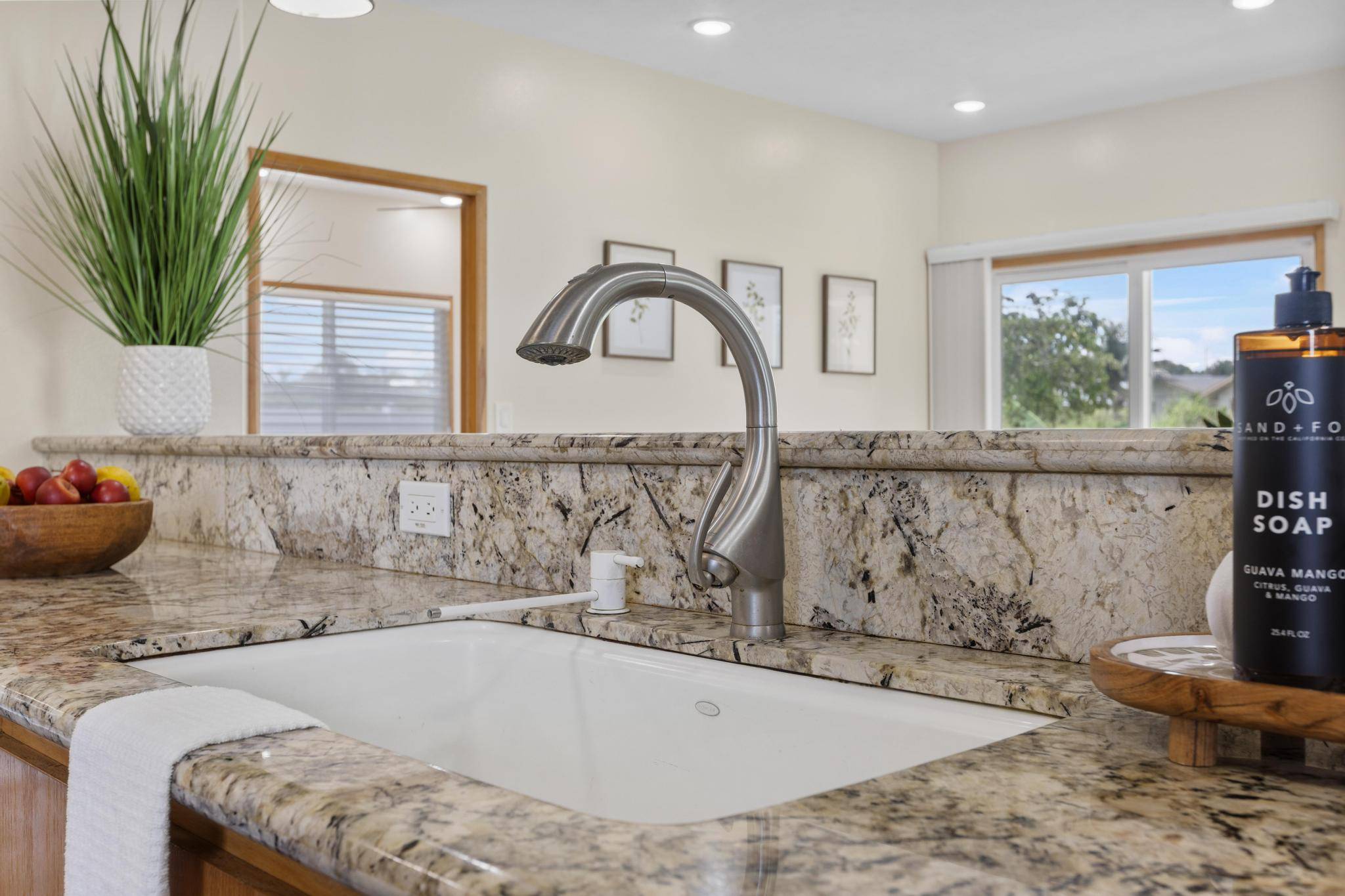 89 KAMALII ST, Hilo, HI 96720