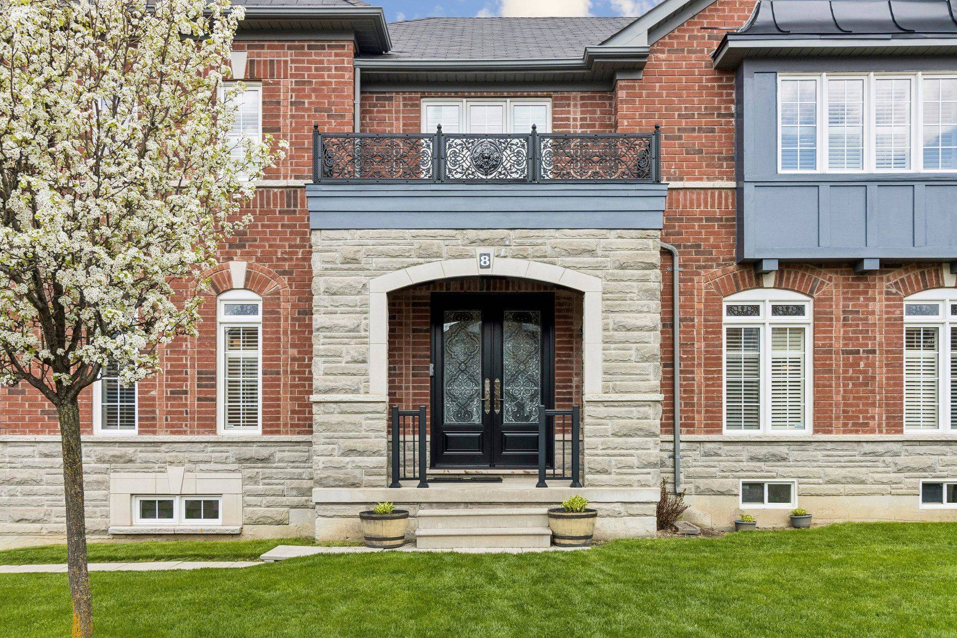 8 Seastar RD, Brampton, ON L6Y 0N9