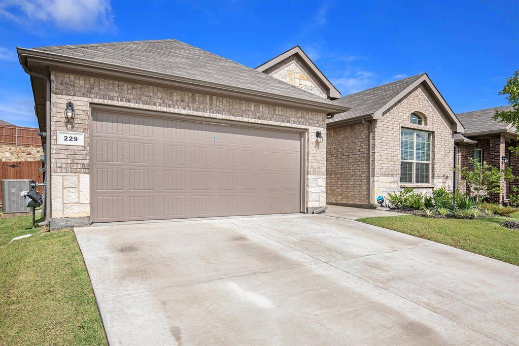 229 Dunmore Drive, Fort Worth, TX 76052
