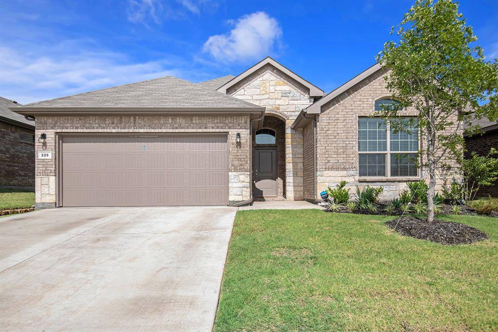229 Dunmore Drive, Fort Worth, TX 76052