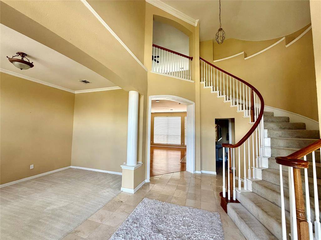 525 Salisbury Drive, Grand Prairie, TX 75052