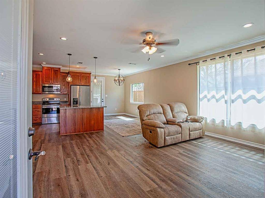 111 Oak Street, Emory, TX 75440