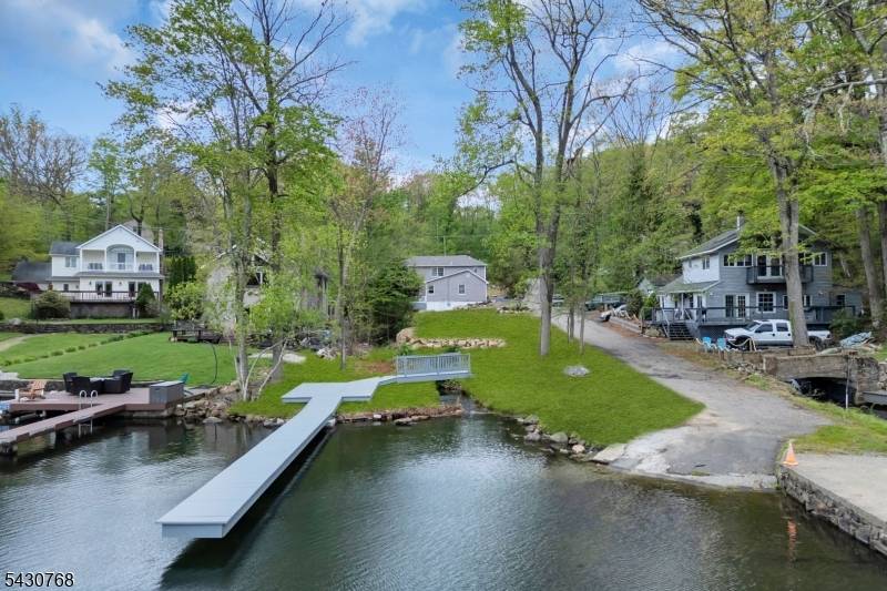 385 Maxim Dr, Hopatcong Boro, NJ 07843