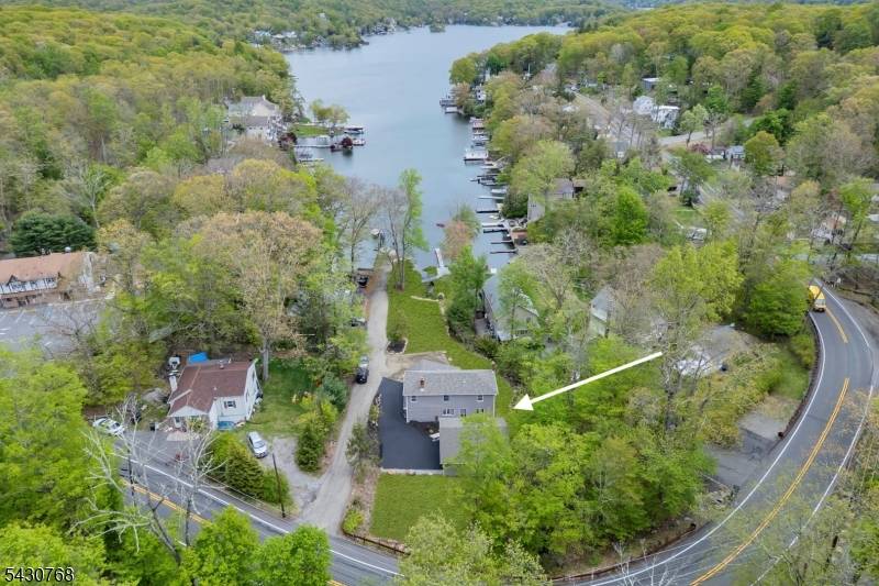 385 Maxim Dr, Hopatcong Boro, NJ 07843