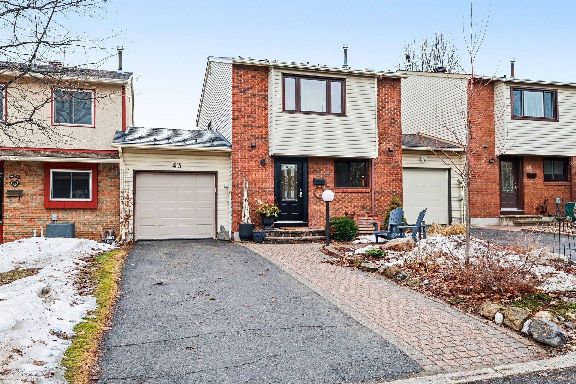 43 Whelan DR, Barrhaven, ON K2J 2A3