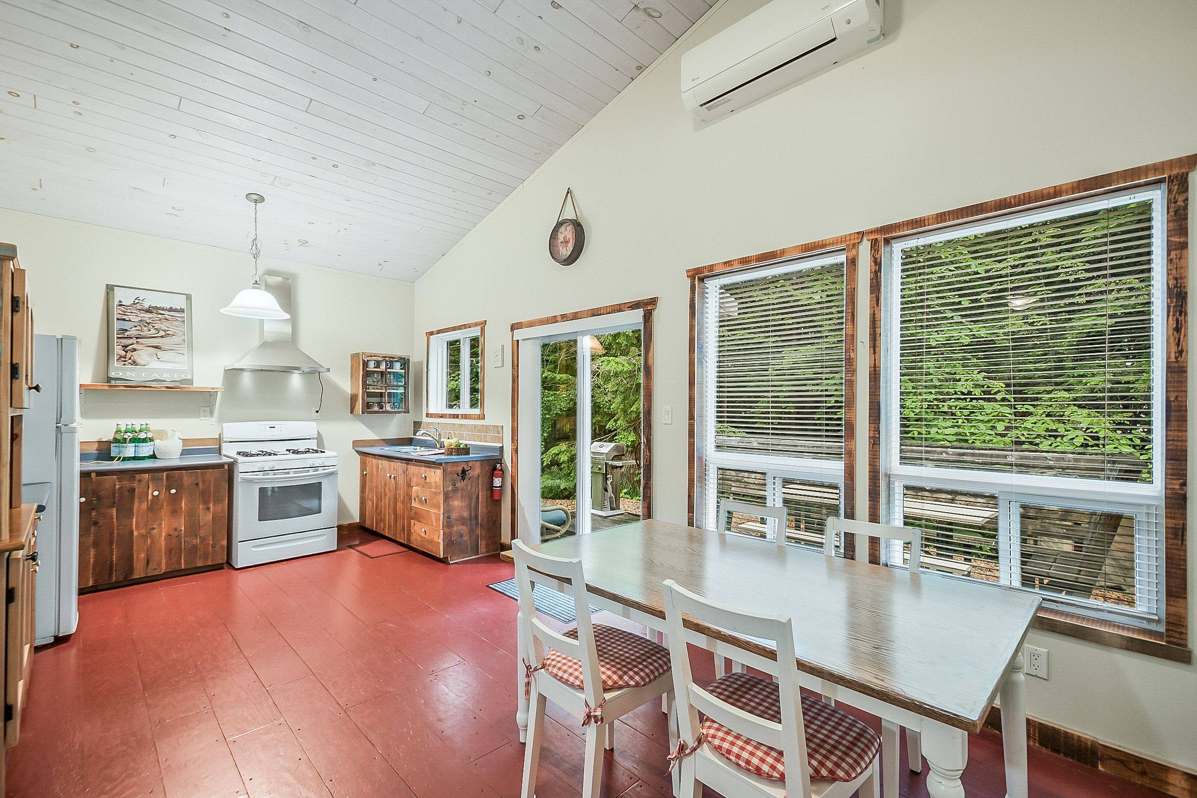 1009 Kirbys Beach RD, Bracebridge, ON P1L 1X2