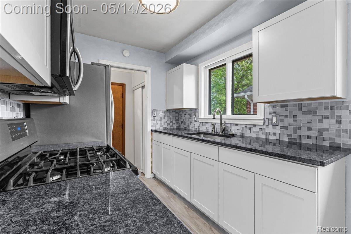 8435 Nightingale ST, Dearborn Heights, MI 48127