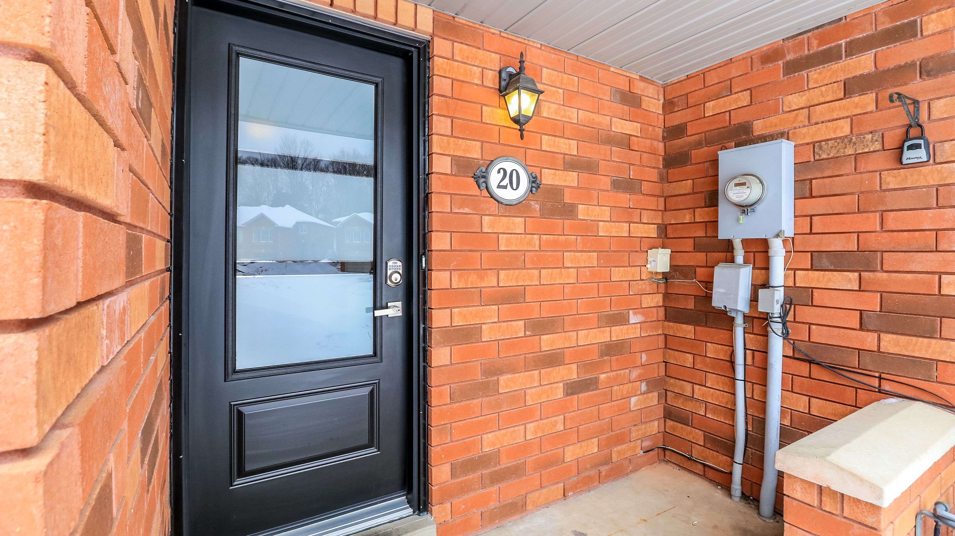 20 Kelly PL, Barrie, ON L4N 8N2
