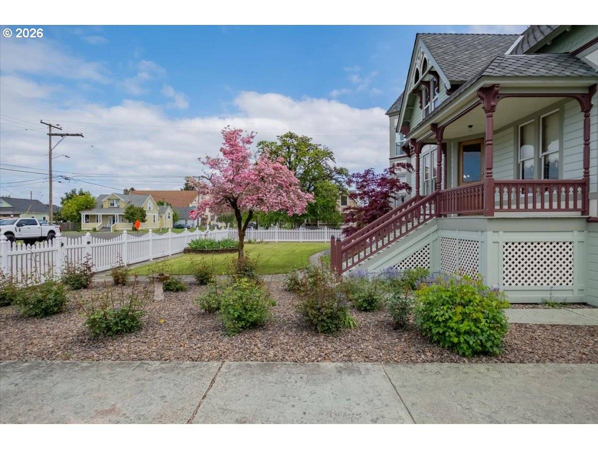 1121 MAIN ST, Dallas, OR 97338