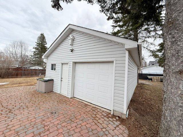 72 Dominion AVE, Kapuskasing, ON P5N 1P4