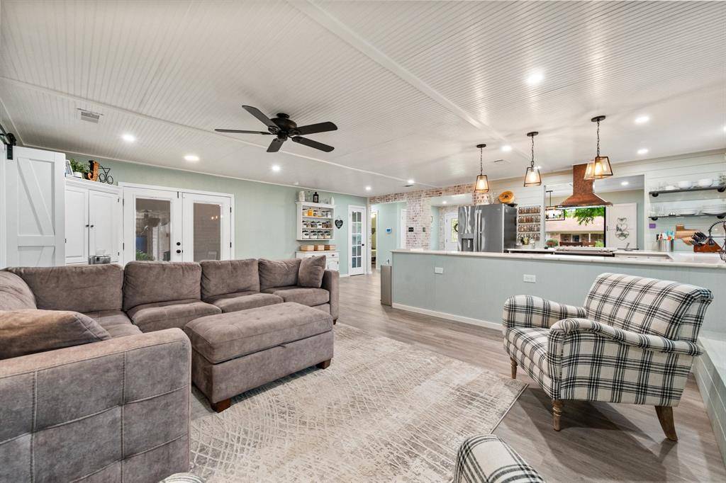 801 Waggoner Drive, Arlington, TX 76013