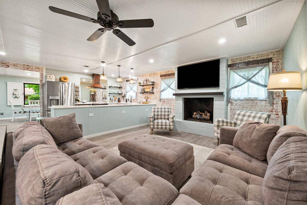 801 Waggoner Drive, Arlington, TX 76013