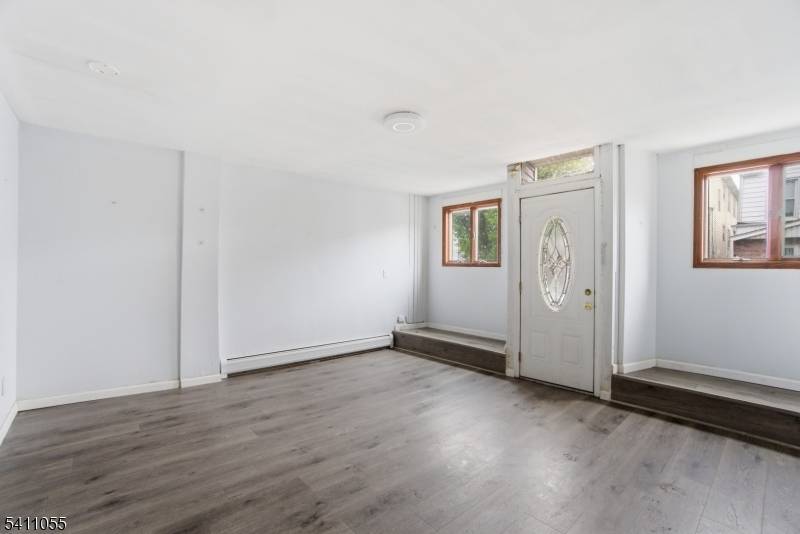 13 Cottage St, Bayonne City, NJ 07002