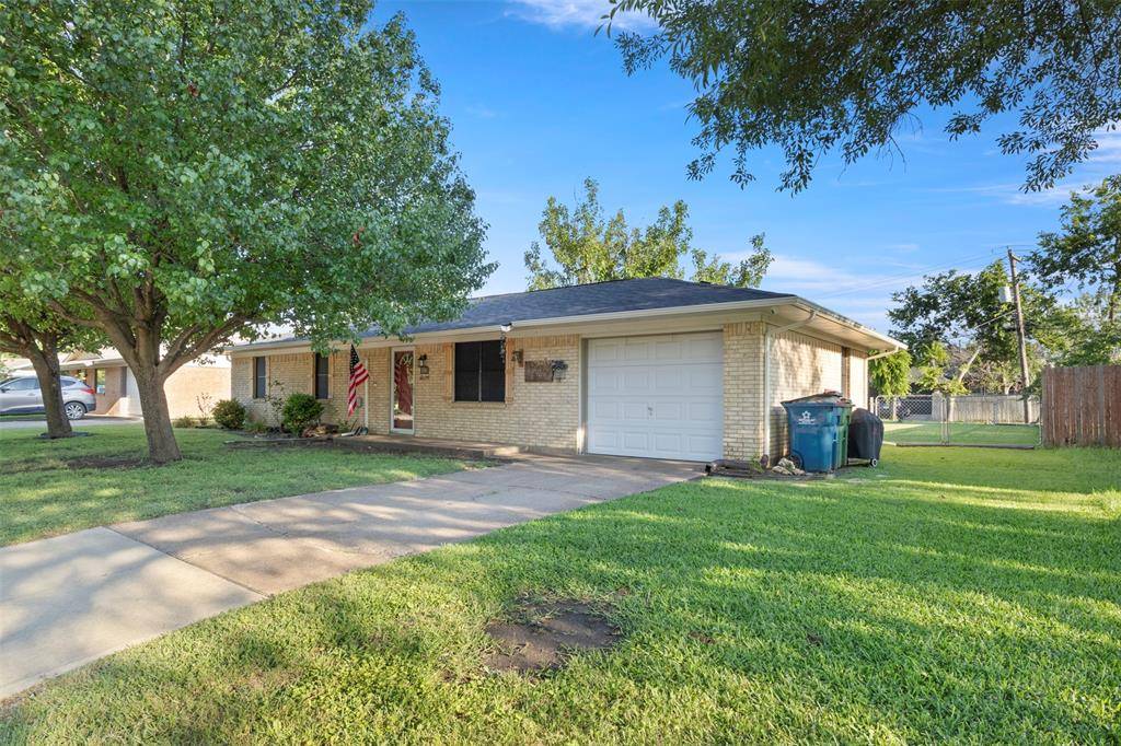 106 Wayne Drive, Sanger, TX 76266