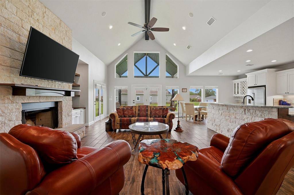 206 Modoc Trail, Lake Kiowa, TX 76240