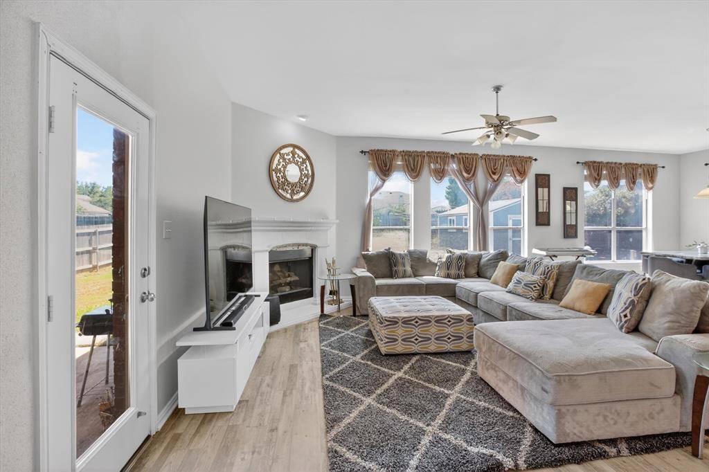 702 Cross Meadow Boulevard, Mansfield, TX 76063