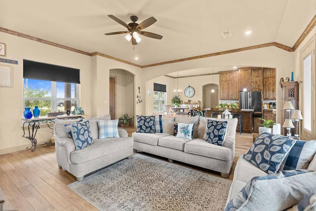 300 Delatorre Street, Trenton, TX 75490