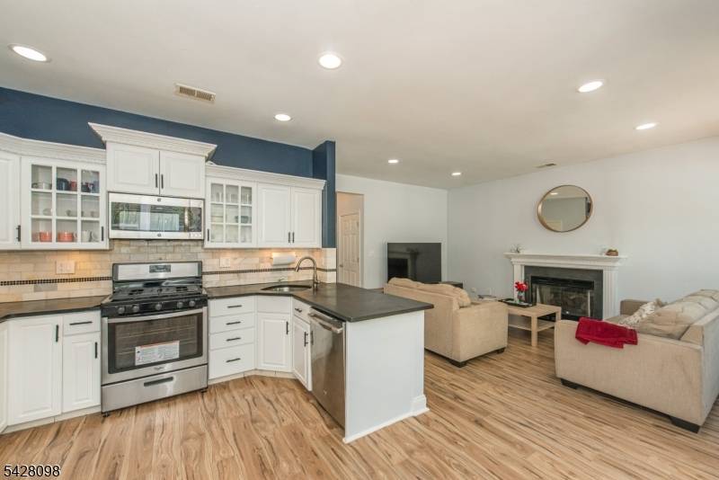 16 Indian Spring Dr, Jefferson Twp., NJ 07438