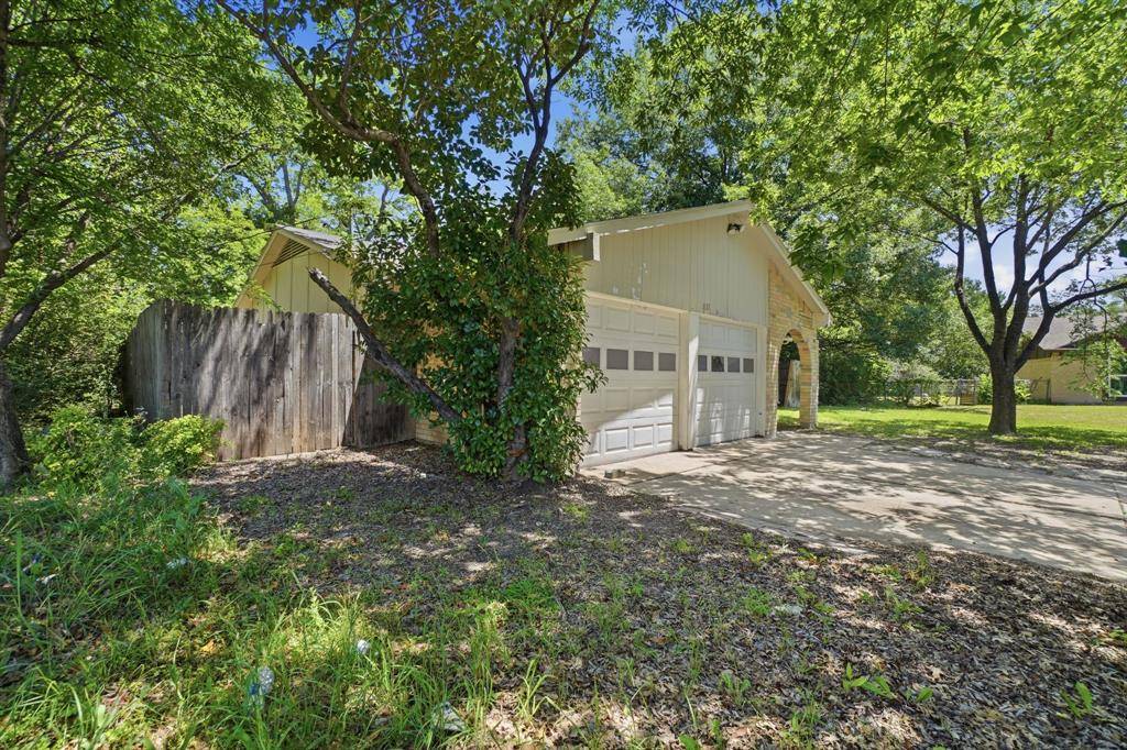 1137 Meadow Creek Court, Lancaster, TX 75146