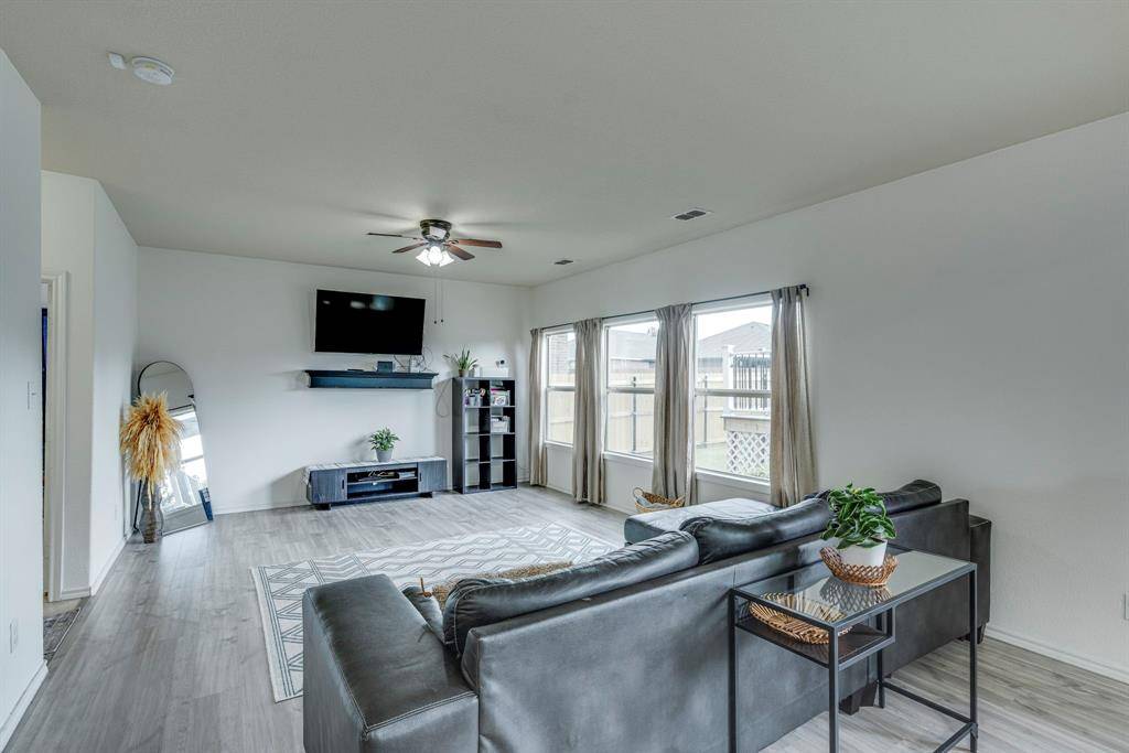 616 Cameron Way, Azle, TX 76020