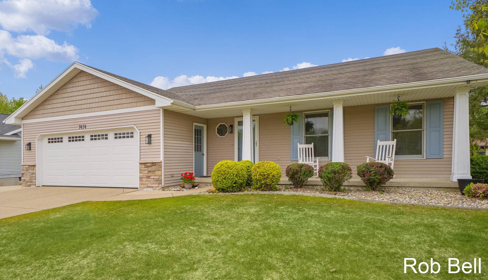 7474 Woodside DR, Georgetown Twp, MI 49426