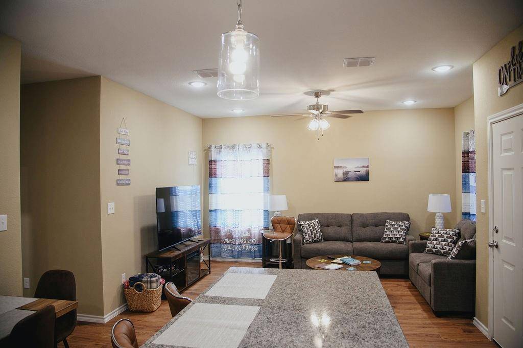 1041 Hillburn Drive, West Tawakoni, TX 75474