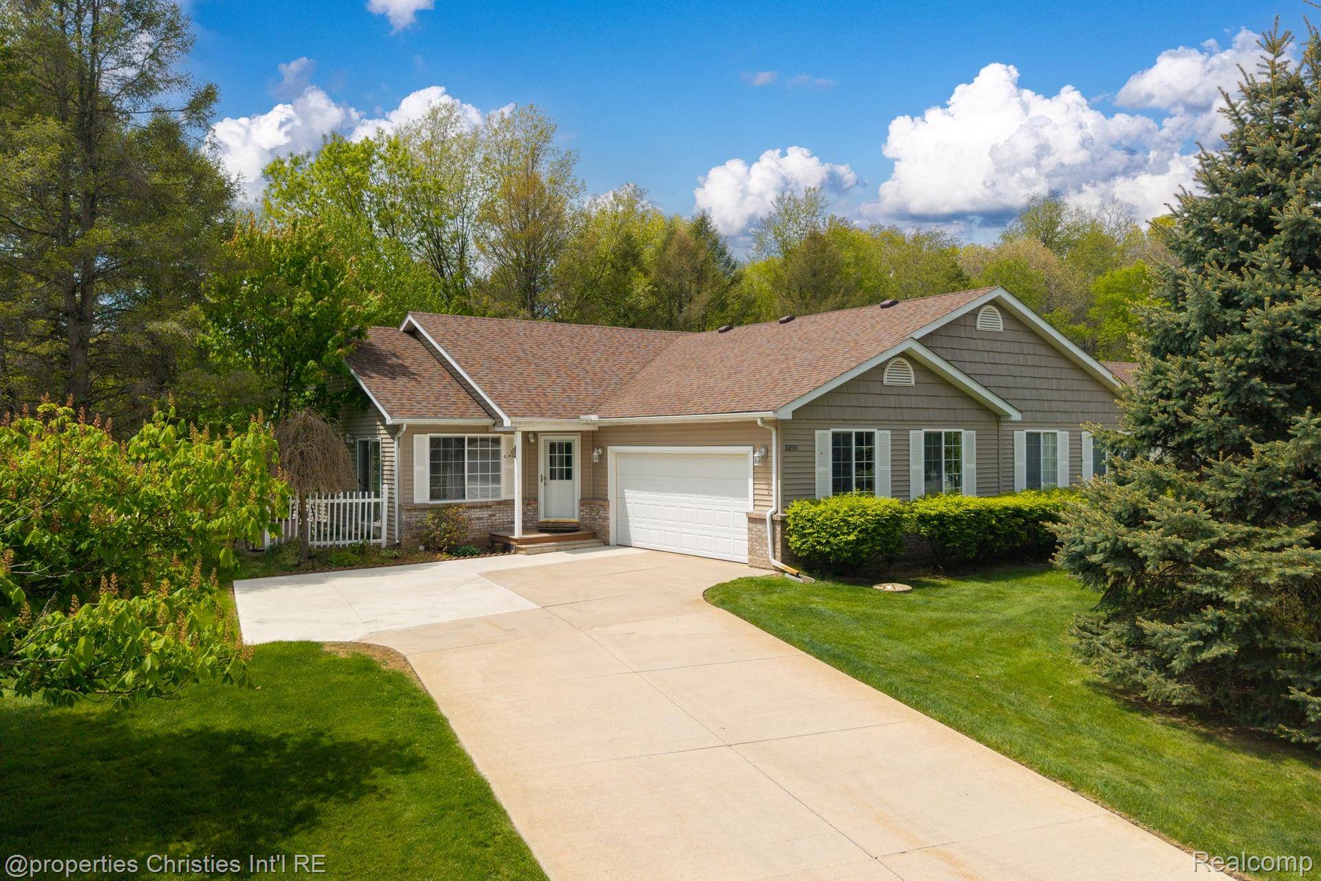 8896 Redstone DR, Hamburg Township, MI 48169
