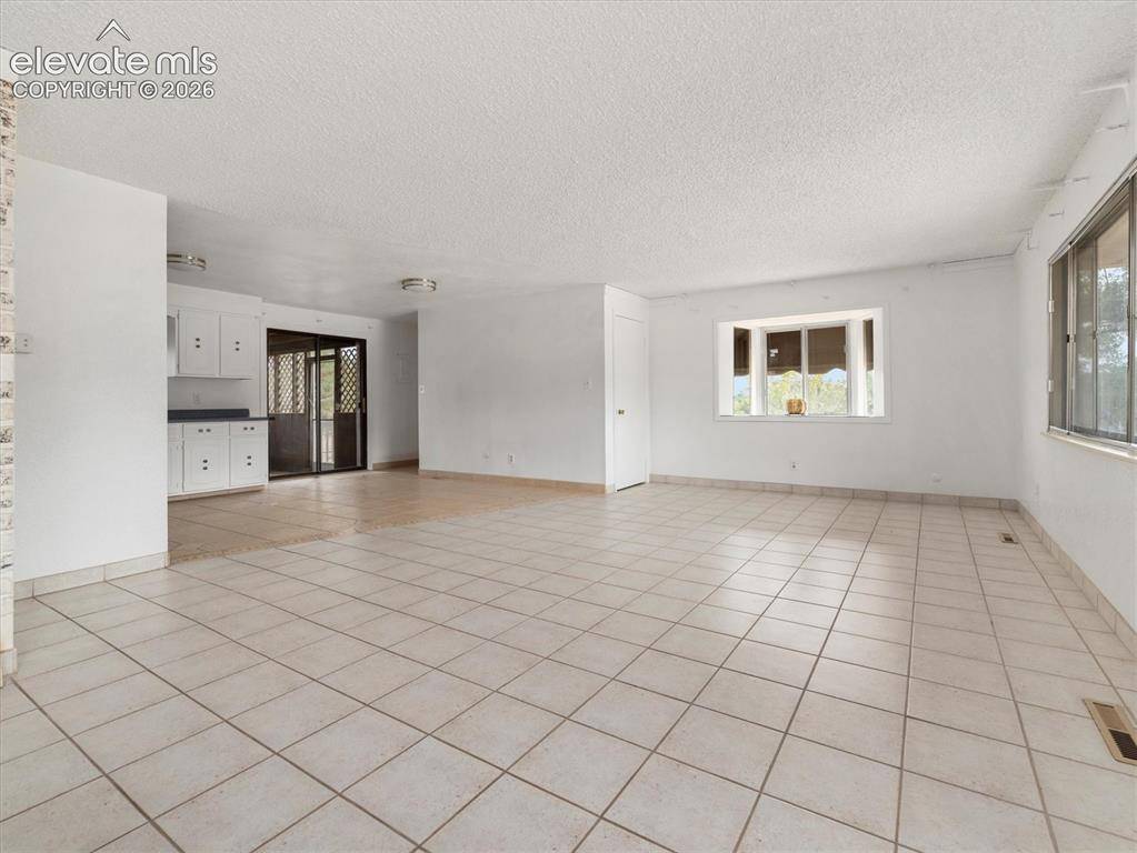 207 Autobee LN, Avondale, CO 81022