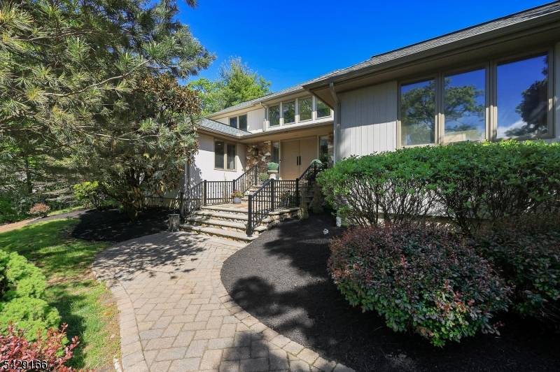 29 Deer Path Cir, Green Brook Twp., NJ 08812