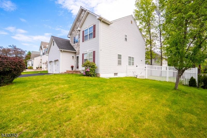 2 Danberry Ln, Bridgewater Twp., NJ 08807