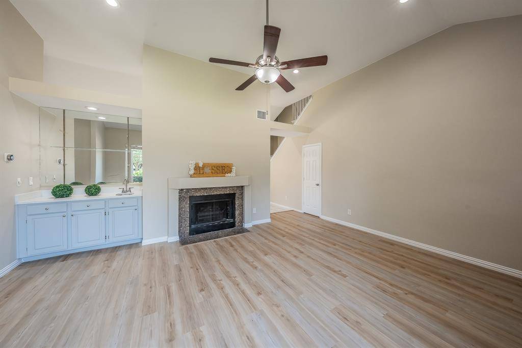 829 Brentwood Drive, Grand Prairie, TX 75052