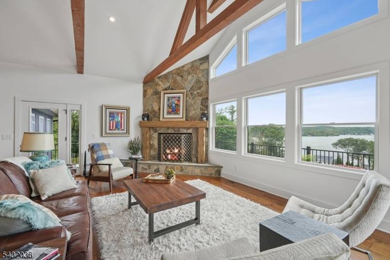8 Sutton Rd, Hopatcong Boro, NJ 07843
