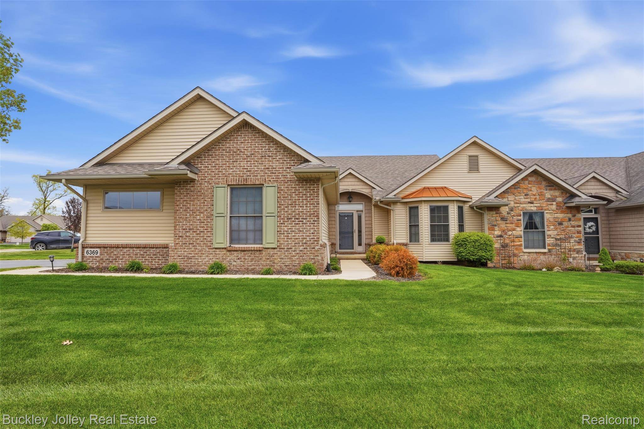 6369 Pasture LN, Brighton, MI 48116