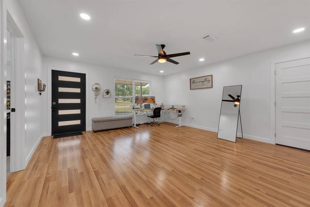 821 Lovers Lane, Grapevine, TX 76051