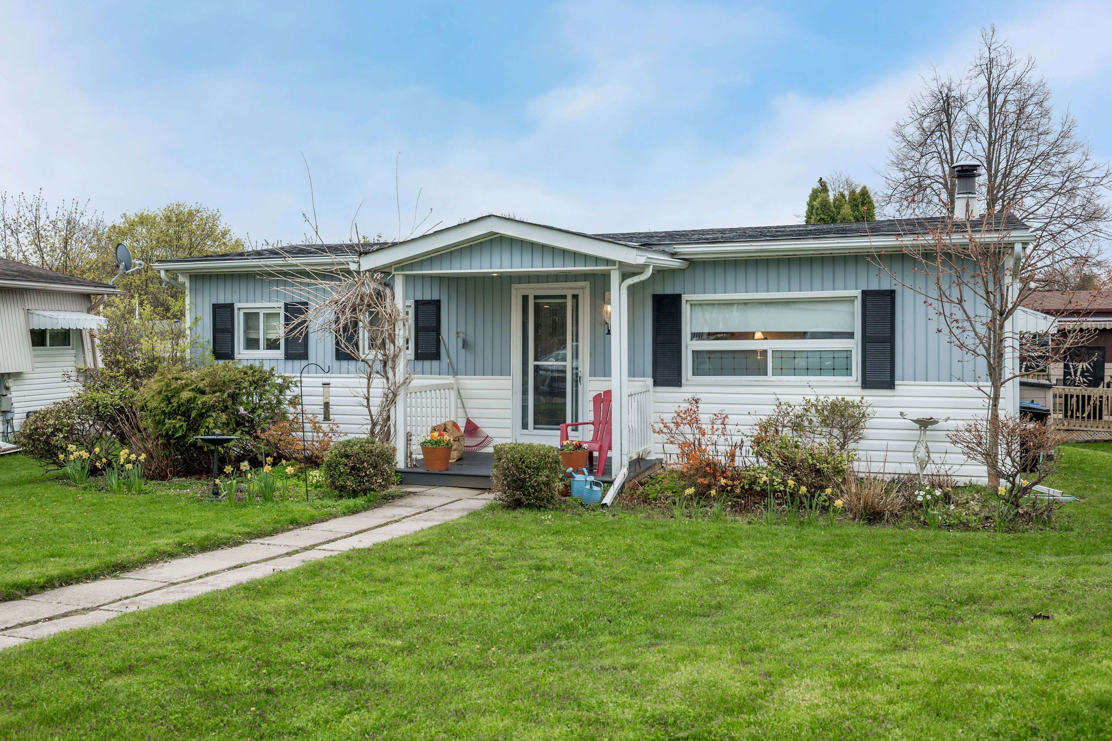 17 Trefoil DR, Innisfil, ON L9S 1P8