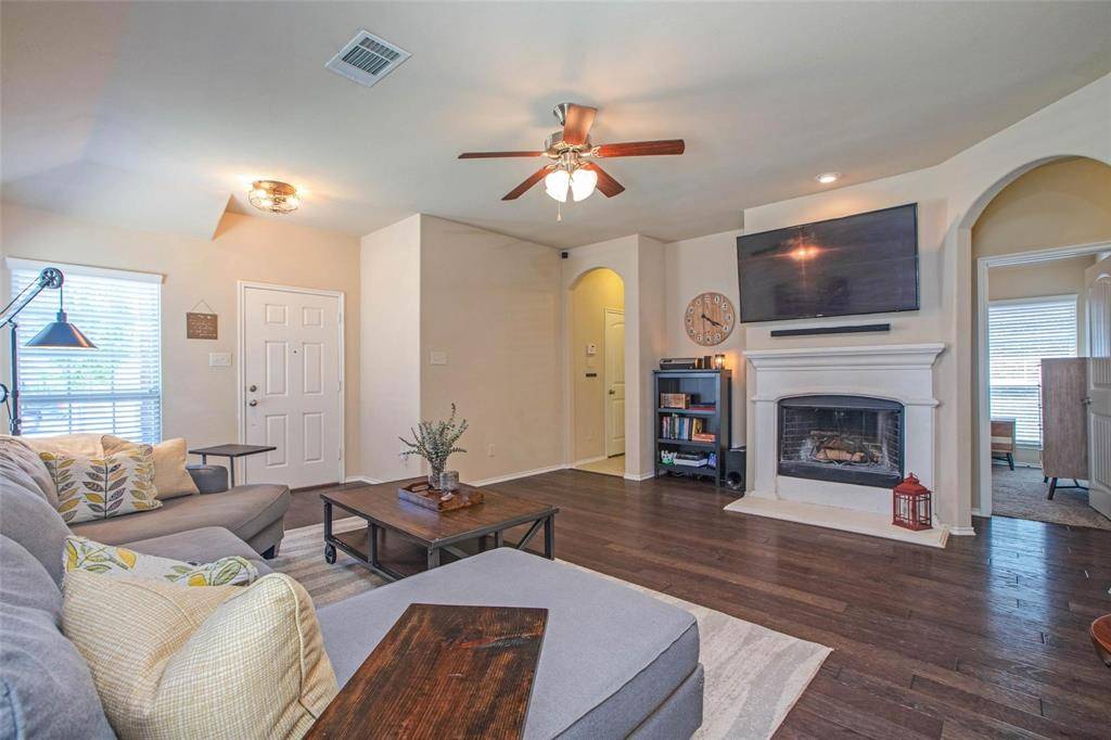 8905 Deadwood Lane, Aubrey, TX 76227