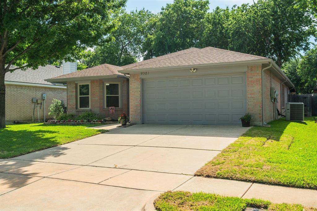 9321 Goldenview Drive, Fort Worth, TX 76244