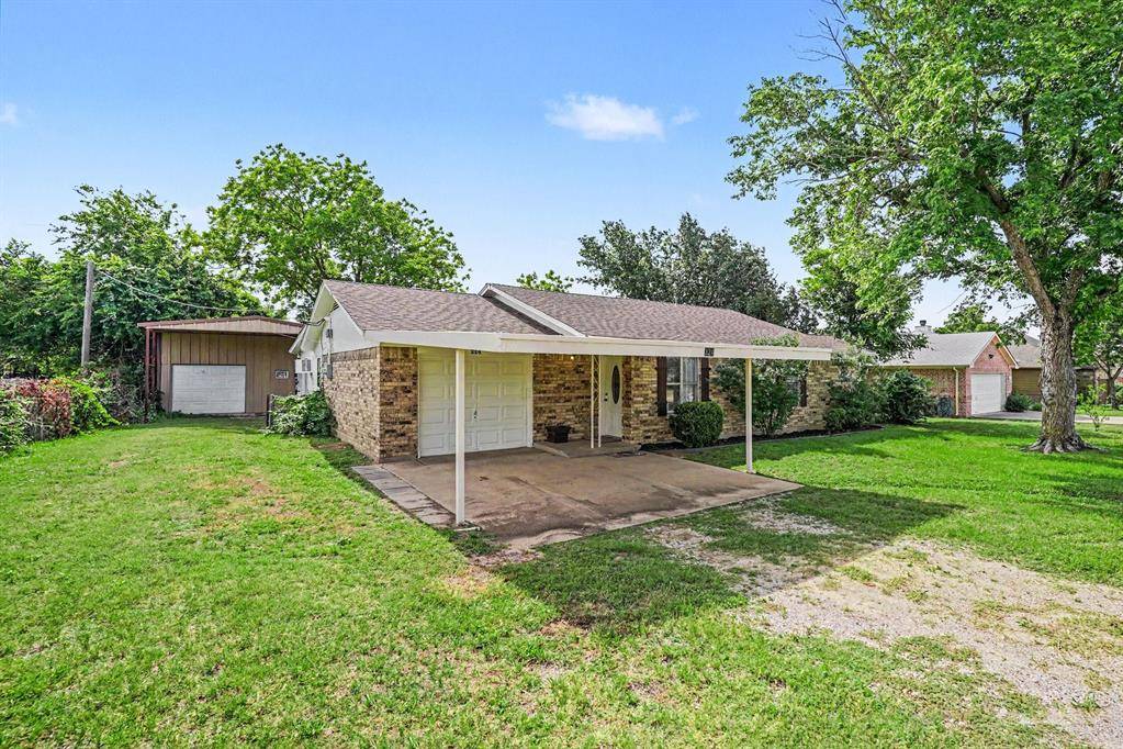 324 Ashwood Street, Azle, TX 76020