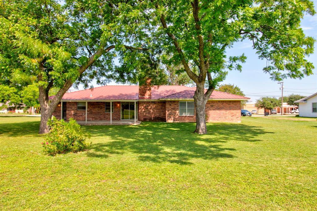 808 S Jefferson Street, Pilot Point, TX 76258