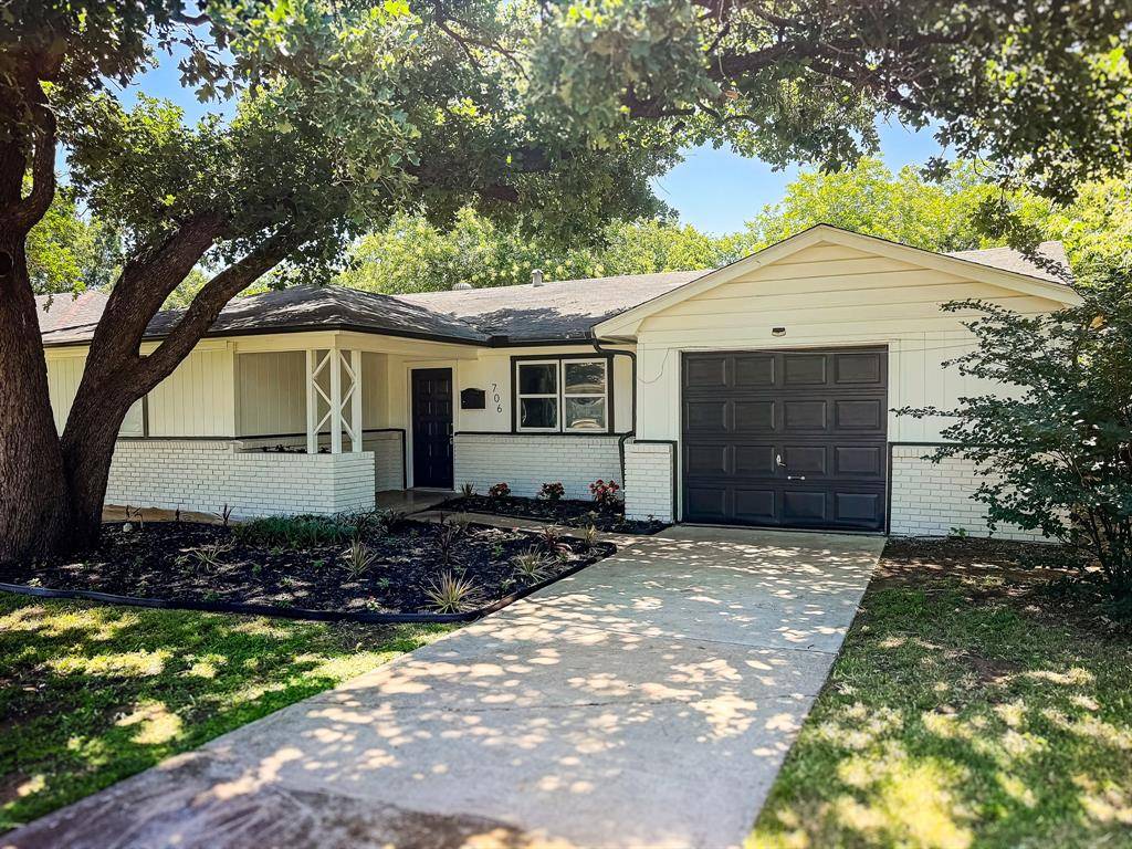 706 Henslee Drive, Euless, TX 76040