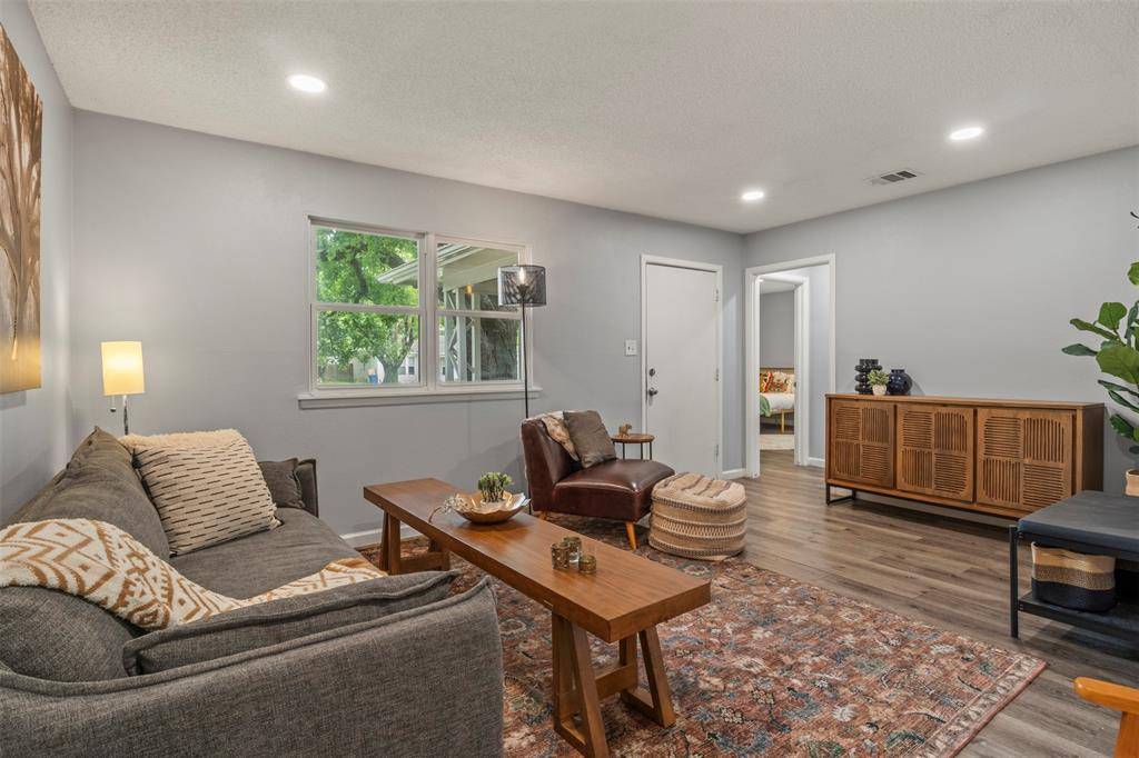 706 Henslee Drive, Euless, TX 76040