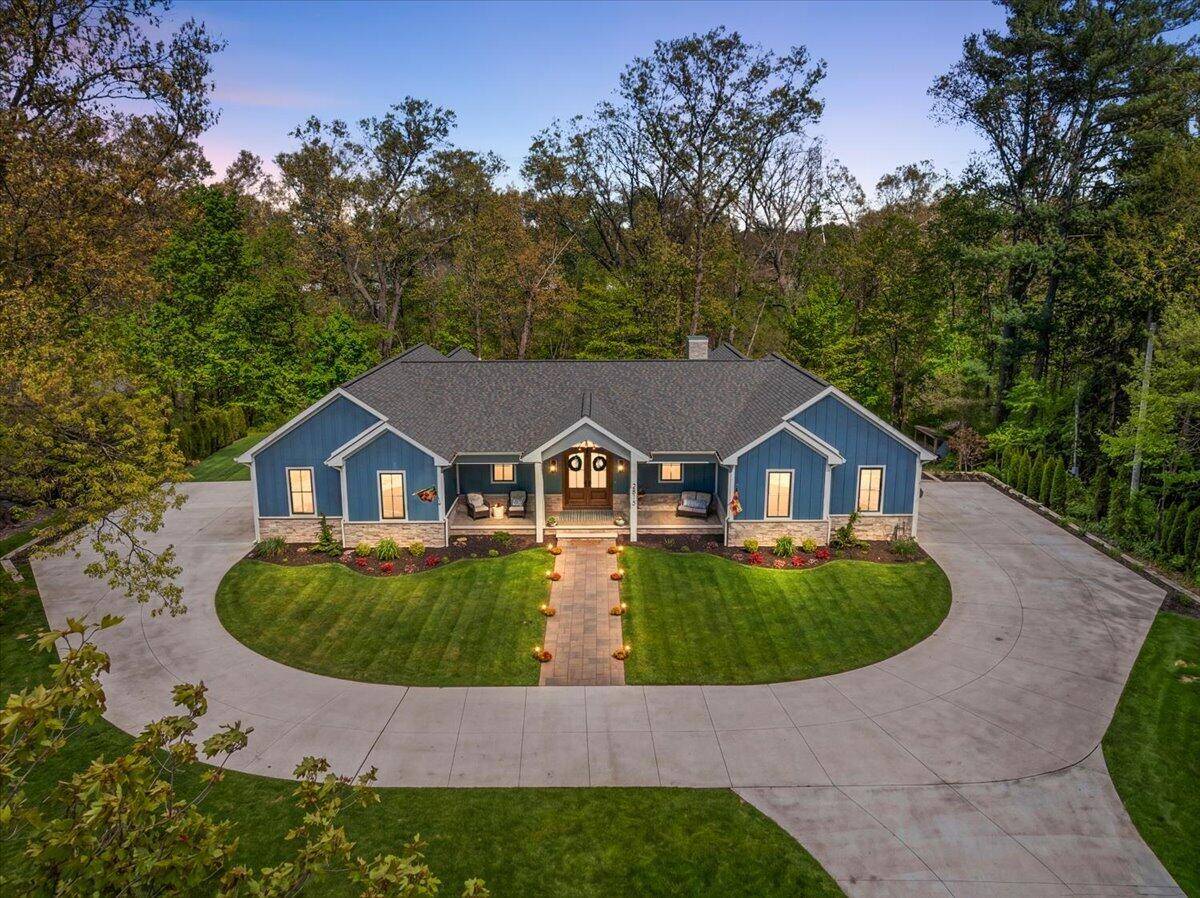 2815 Washington AVE, St. Joseph Twp, MI 49085