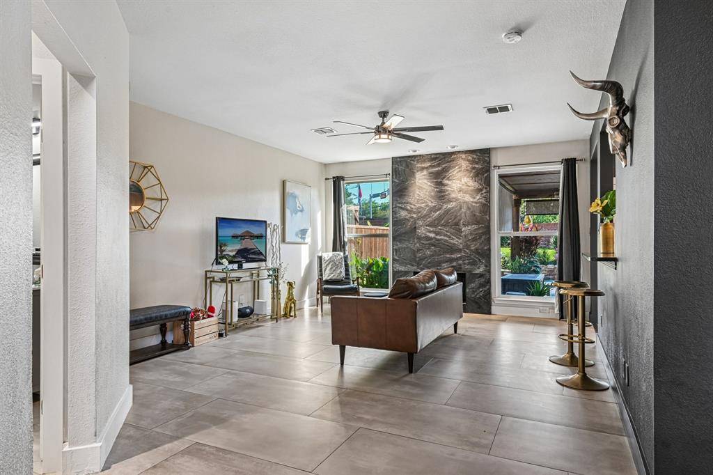 2204 Wembley Wood Lane, Bedford, TX 76022