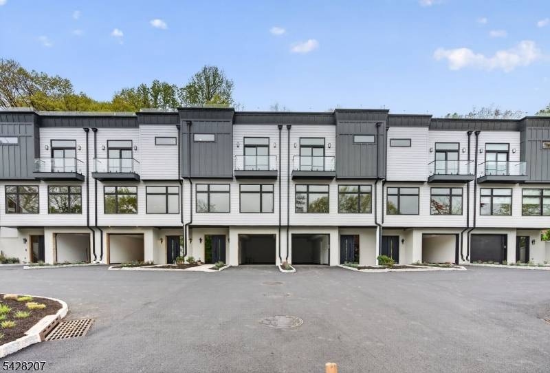 522 Valley Rd #2, Clifton City, NJ 07013