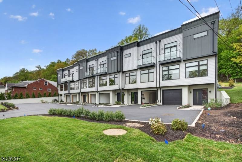 522 Valley Rd #2, Clifton City, NJ 07013