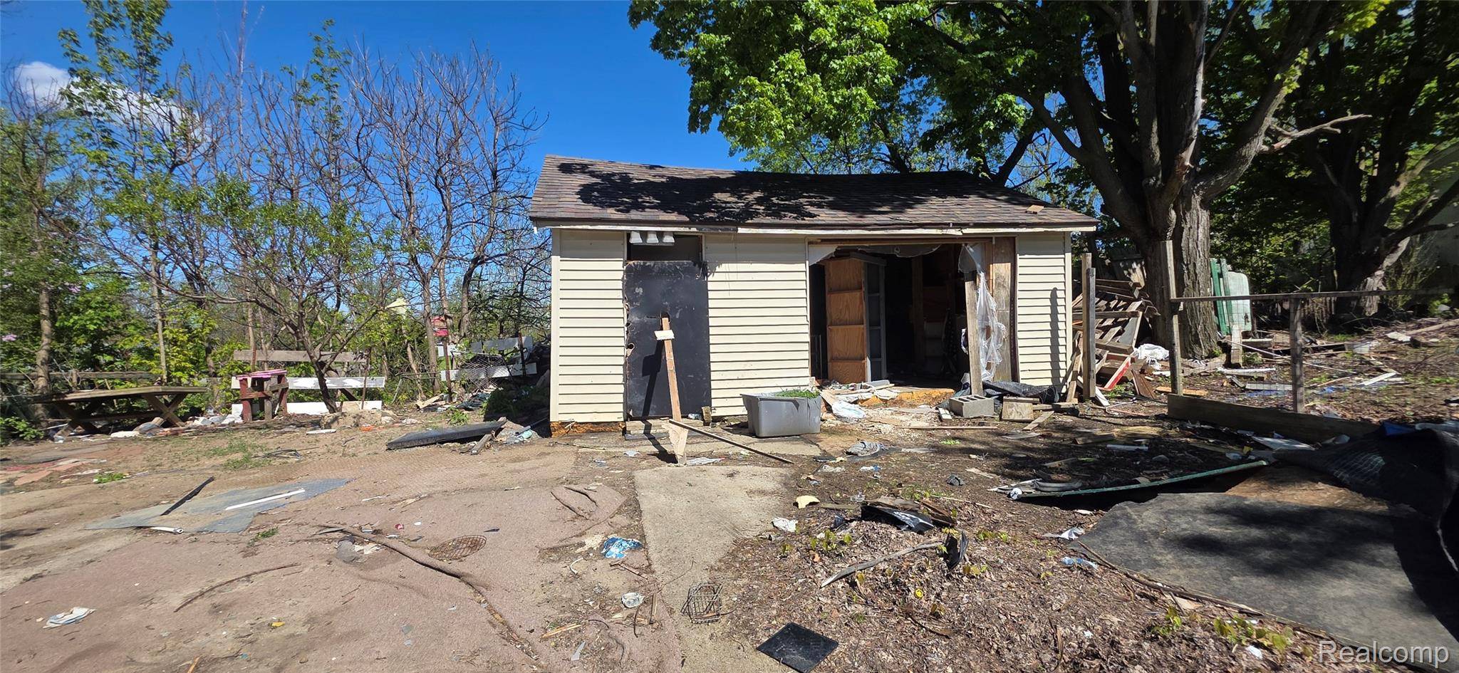 2015 W Court ST, Flint, MI 48503
