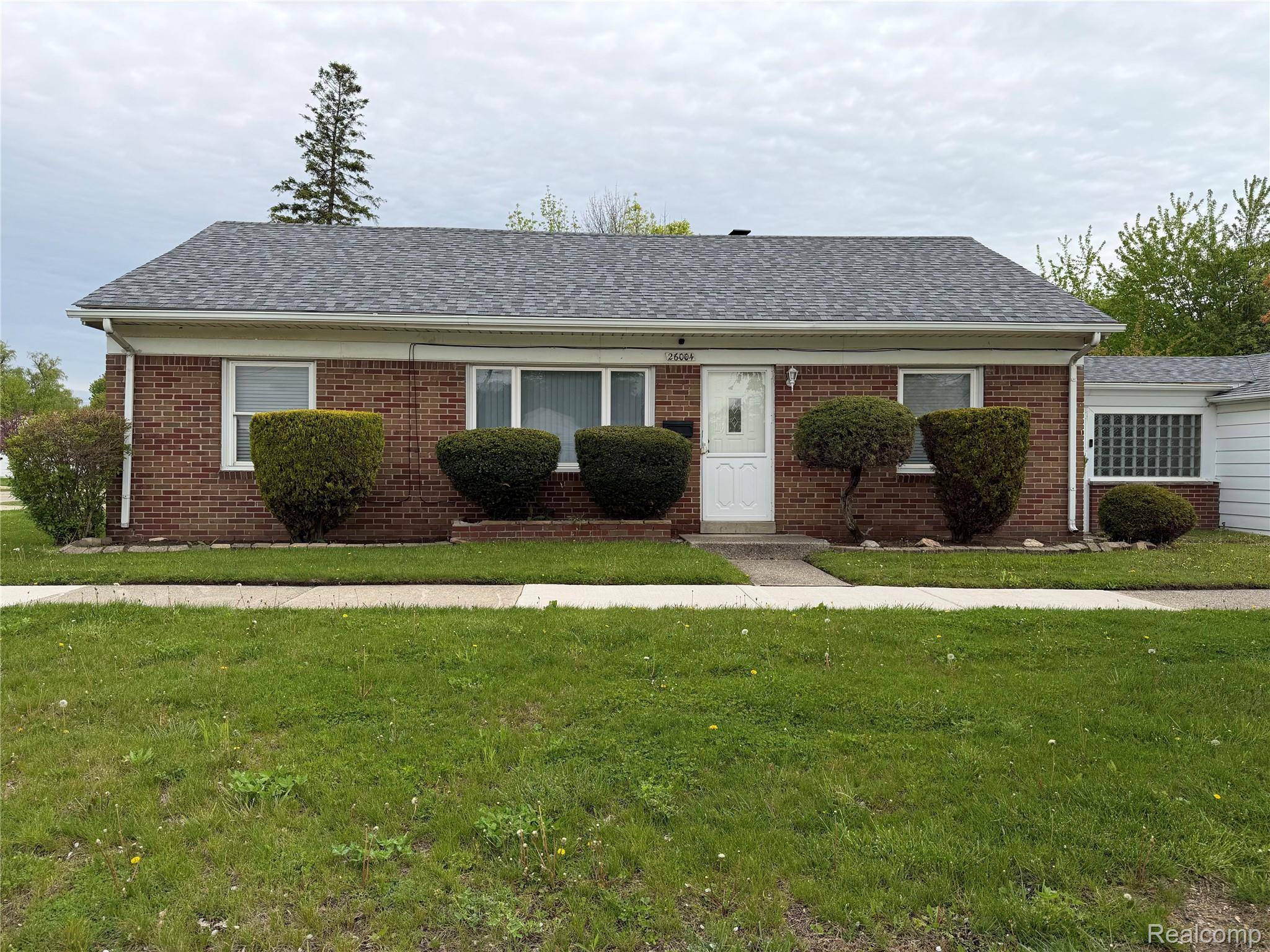 26004 Waldorf ST, Roseville, MI 48066