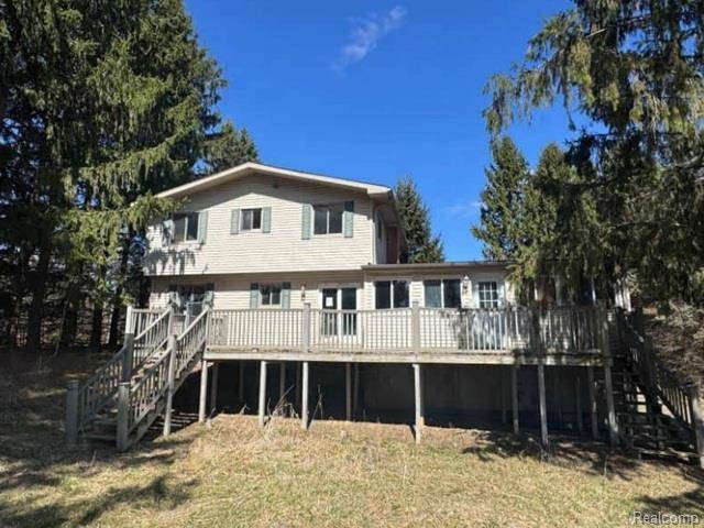 8190 Faussett RD, Fenton, MI 48430