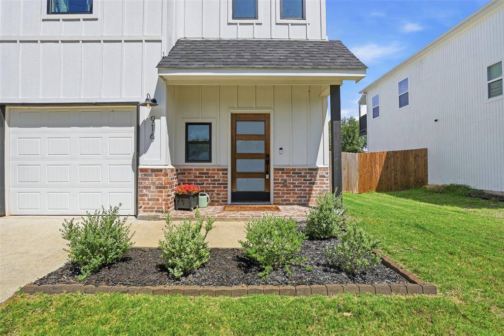 916 Devils River Drive, Granbury, TX 76048