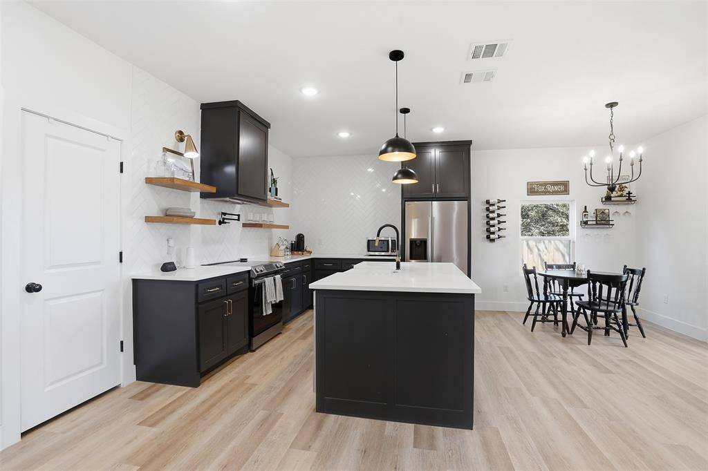 916 Devils River Drive, Granbury, TX 76048